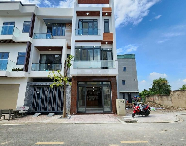 4,8Tỷ- Bán Nhà 1Trệt 2Lầu KDC cao cấp gần Ngã tư Vincom 550 Dĩ An -01