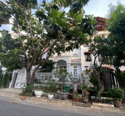 Bán liền kề vị trí đặt nằm ở Nguyễn Trọng Tuyển, Phú Nhuận bán ngay với giá thương lượng chỉ 35 tỷ diện tích tổng là 160m2, căn nhà có tổng 6 PN