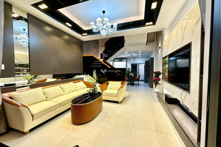 Nằm ở Hòa Minh, Đà Nẵng, bán nhà, bán ngay với giá khởi đầu từ 5.4 tỷ diện tích 72m2, trong nhà bao gồm 3 PN vị trí siêu đẹp-01