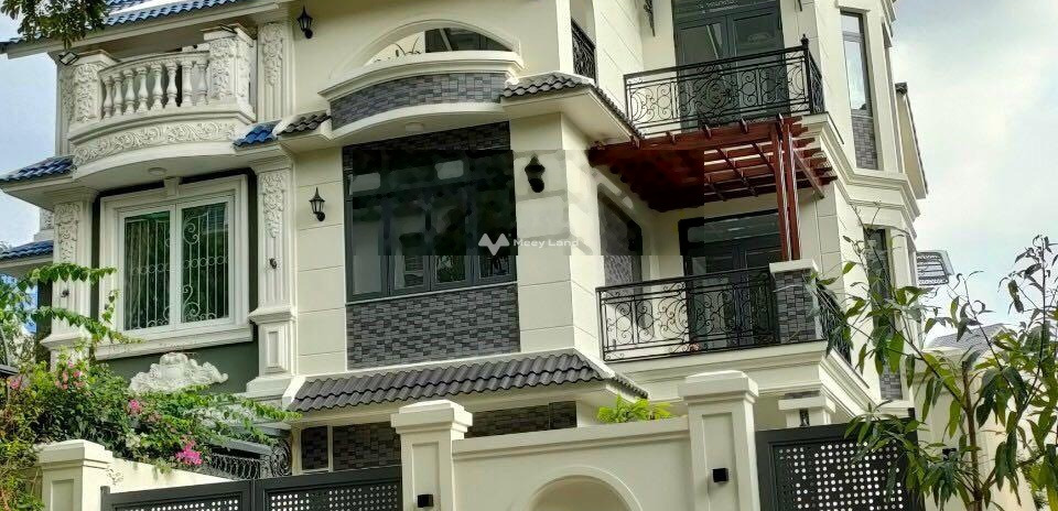 Hướng Tây - Bắc, bán nhà diện tích rộng 200m2 vị trí thuận lợi ở Đỗ Xuân Hợp, Hồ Chí Minh bán ngay với giá thương mại chỉ 21 tỷ