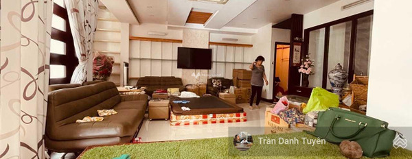 Giá 9 tỷ bán nhà có diện tích chung là 134m2 vị trí thuận lợi nằm trên Phước Tân, Nha Trang ngôi nhà gồm có 5 phòng ngủ, 5 WC liên hệ chính chủ.-03