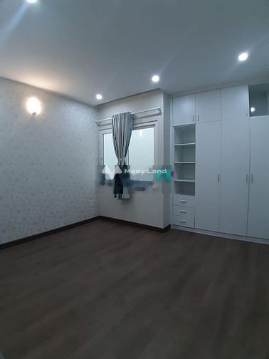 Với diện tích tiêu chuẩn 4m2, cho thuê nhà ở vị trí đặt ngay trung tâm Quận 3, Hồ Chí Minh, nhà có tất cả 4 phòng ngủ, 3 WC vị trí đắc địa-01