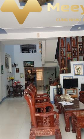 Nằm ở Trần Phú, Quảng Ngãi, bán nhà, giá siêu tốt 3.3 tỷ diện tích chuẩn 256 m2, trong căn này thì có 4 PN còn chần chờ gì nữa. hãy nhấc máy gọi ngay