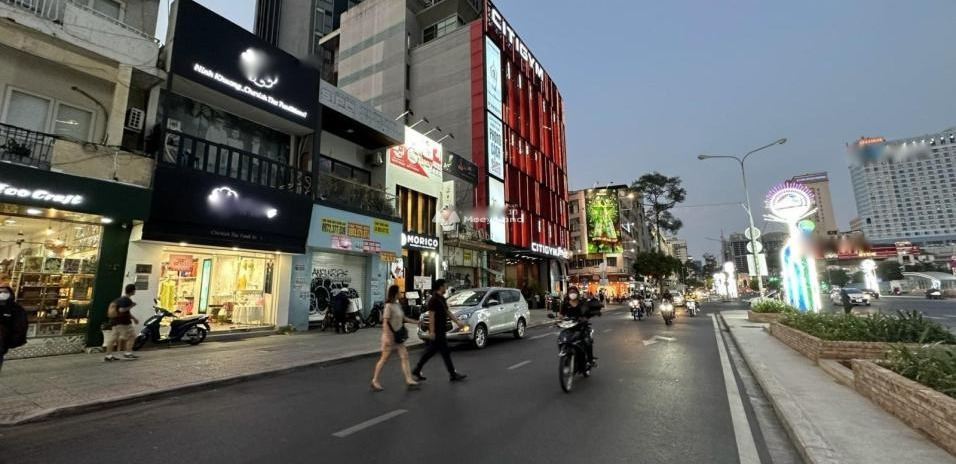 Cho thuê nhà ở với diện tích 400m2 tọa lạc ở Quận 1, Hồ Chí Minh