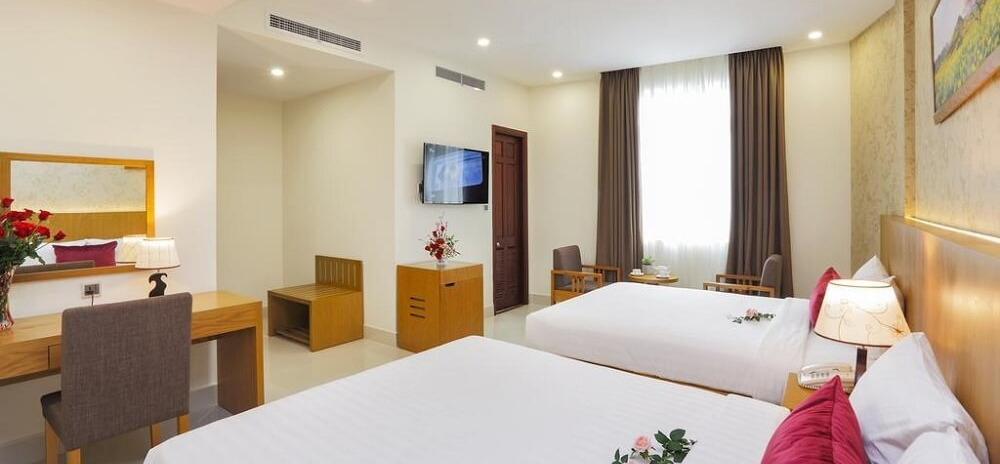 Cho thuê khách sạn 20 phòng, đường La Văn Cầu khu cách biển 30m.