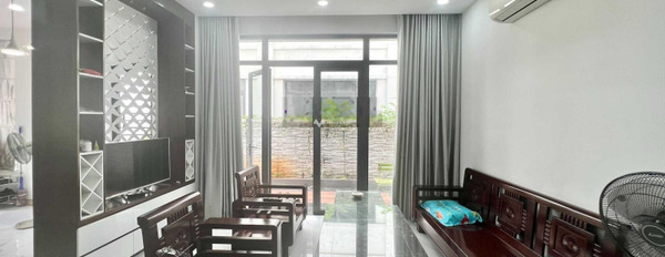 Giá khoảng 40 triệu/tháng, cho thuê nhà diện tích 176m2 vị trí hấp dẫn nằm ở Quận 2, Hồ Chí Minh, căn nhà bao gồm 4 phòng ngủ, 4 WC phong thủy tốt-03