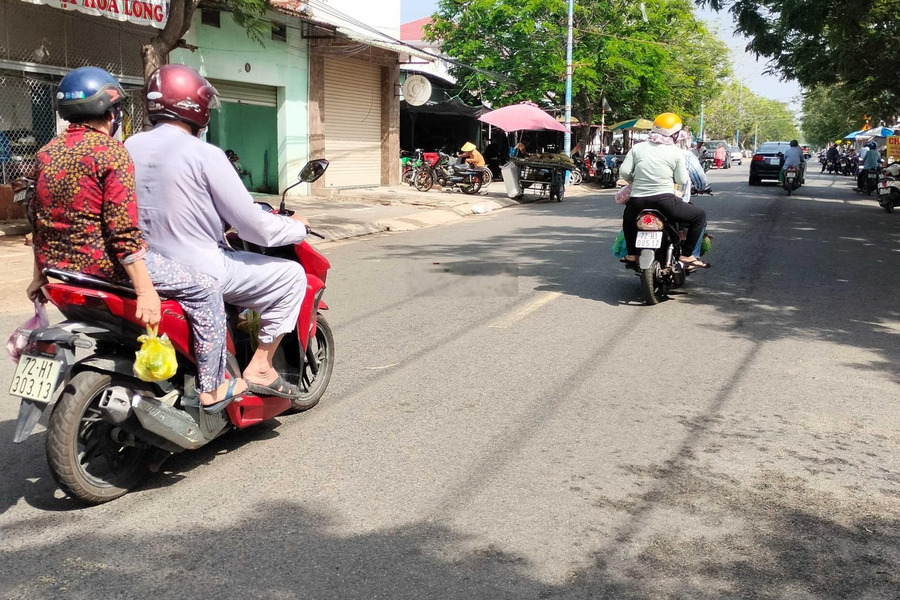 Bán căn phố lầu ngay chợ thị trấn Phước Hải - Đất Đỏ -01