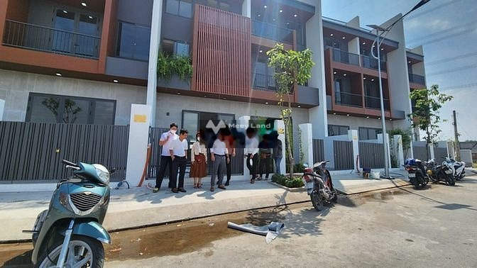 Bán liền kề vị trí ngay Nguyễn Hữu Thọ, Nhà Bè bán ngay với giá từ 16.8 tỷ với diện tích chuẩn 140m2, nhà này gồm 4 phòng ngủ