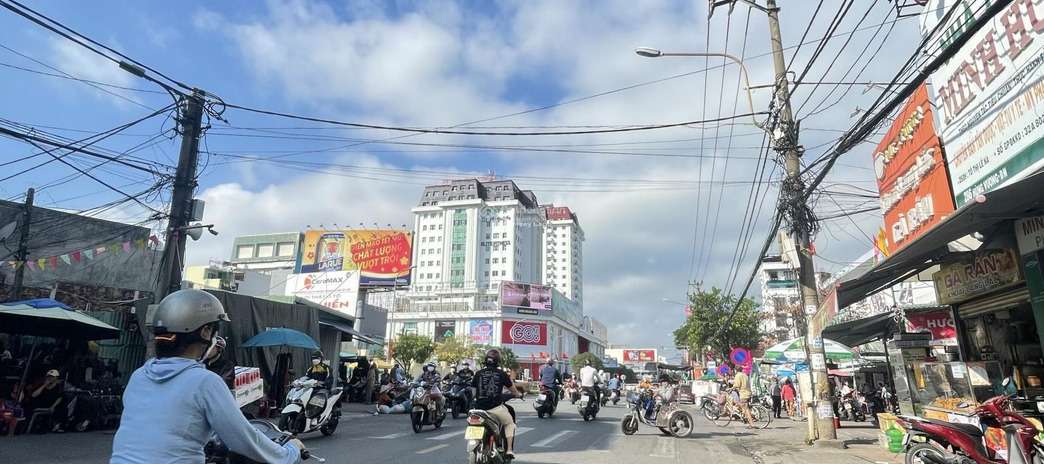 Bán nhà vị trí thuận lợi nằm ở Hải Châu Ii, Đà Nẵng bán ngay với giá chỉ 11.3 tỷ diện tích chuẩn 68.5m2 hướng Đông - Nam nhà tổng quan bao gồm 2 PN