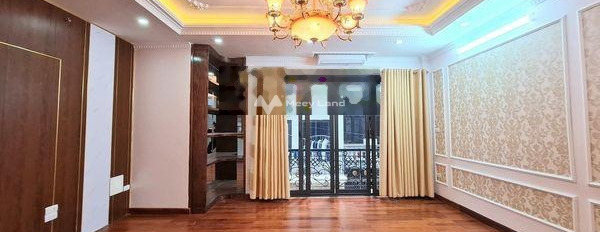Bán nhà diện tích chuẩn 40m2 vị trí nằm ở Vương Thừa Vũ, Khương Trung bán ngay với giá siêu khủng 7.8 tỷ trong nhà gồm 3 phòng ngủ, 6 WC-02