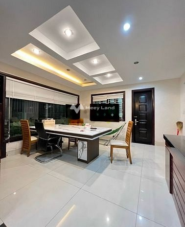 Toàn bộ khu vực có diện tích 700m2, cho thuê nhà ở vị trí đẹp tọa lạc tại Quận 7, Hồ Chí Minh, nhìn chung gồm có 5 PN, 6 WC lh tư vấn thêm