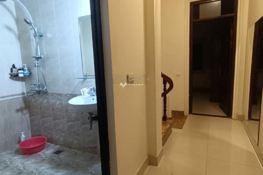 Diện tích gồm 55m2 bán nhà vị trí đặt gần Quan Hoa, Hà Nội trong nhà nhìn chung gồm có 4 PN 4 WC còn chần chờ gì nữa. hãy nhấc máy gọi ngay-01