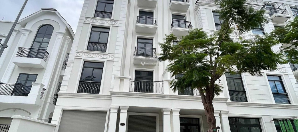 5 PN, bán biệt thự, giá bán cơ bản 16 tỷ Diện tích nền 180m2 vị trí đặt ở trung tâm Nguyễn Xiển, Hồ Chí Minh