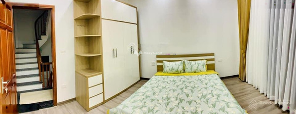 Nhà gồm 3 phòng ngủ, cho thuê nhà, thuê ngay với giá thương lượng chỉ 12.5 triệu/tháng diện tích thực dài 35m2 Phía trong Nguyễn Văn Cừ, Long Biên-03