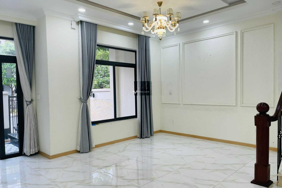 Giá khoảng 28 triệu/tháng, cho thuê nhà diện tích là 120m2 nằm ngay Quận 2, Hồ Chí Minh, trong nhà tổng quan gồm 4 phòng ngủ lh tư vấn thêm-01