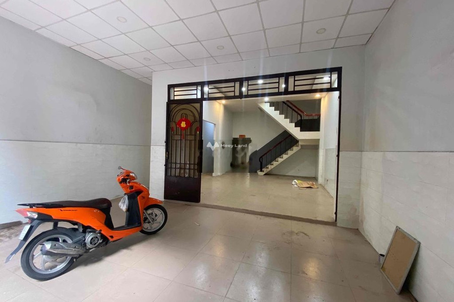 Vị trí thuận lợi tọa lạc gần Bình Trị Đông B, Hồ Chí Minh cho thuê nhà giá thuê giao lưu chỉ 23 triệu/tháng, căn này có 4 phòng ngủ, 4 WC-01