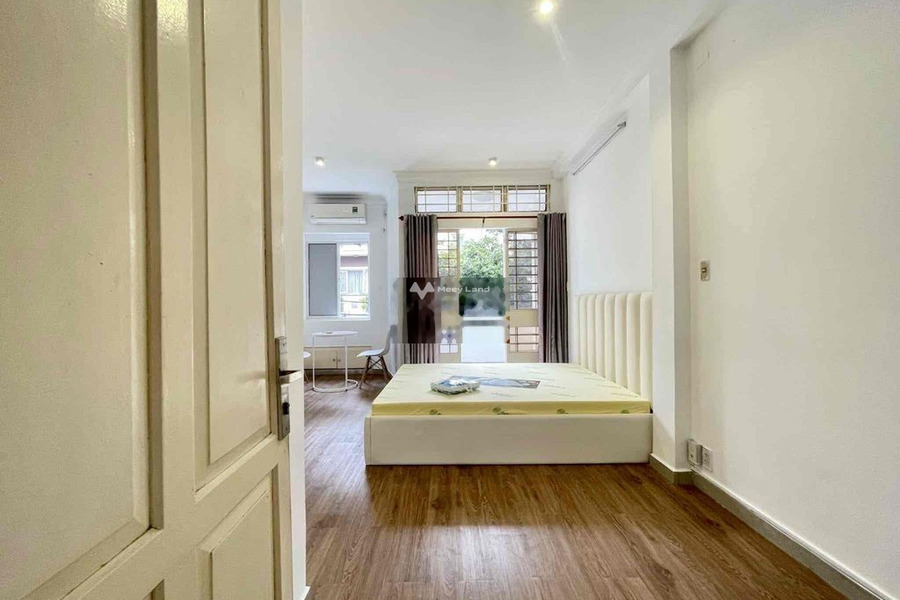 Trong căn hộ tổng quan có tổng 1 phòng ngủ, cho thuê căn hộ vị trí đẹp tọa lạc gần Phú Nhuận, Hồ Chí Minh, 1 WC nội thất hiện đại-01