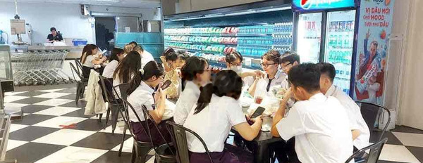 Foodcourt quận 3, trục đường chính, nhiều toà nhà văn phòng. -03