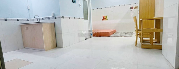 Cho thuê căn hộ Nằm ngay trên Phường 6, Tân Bình thuê ngay với giá siêu ưu đãi từ 4.8 triệu/tháng, trong căn hộ bao gồm 1 phòng ngủ, 1 WC vào ở ngay-02