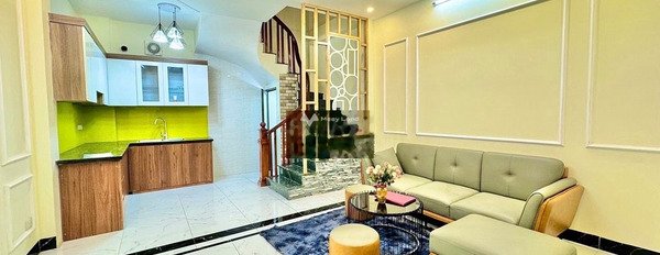 Bán nhà có diện tích chung là 34m2 vị trí mặt tiền nằm trên Thanh Trì, Hoàng Mai bán ngay với giá mềm 3.75 tỷ tổng quan nhà gồm có 3 phòng ngủ, 4 WC-02