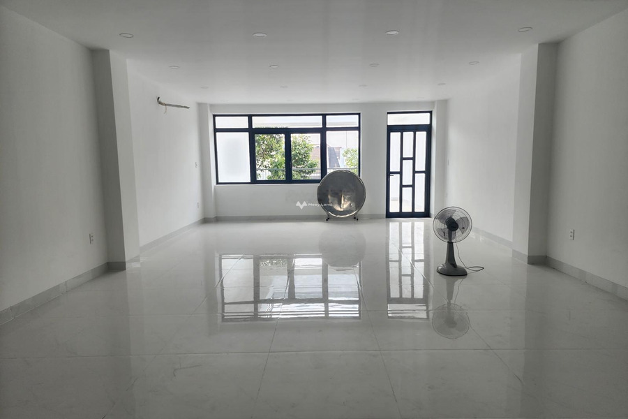 Diện tích khoảng là 120m2, cho thuê nhà ở vị trí đặt gần Đường D1, Phú Hòa, trong nhà nhìn chung gồm có 4 PN, 5 WC không lo ngập nước-01