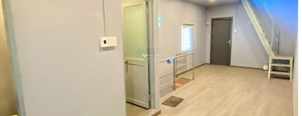 Giá thuê hấp dẫn chỉ 28 triệu/tháng, cho thuê nhà diện tích tổng 70m2 nằm tại Cô Giang, Hồ Chí Minh, nhà gồm có 4 phòng ngủ, 3 WC thuận tiện đi lại-02