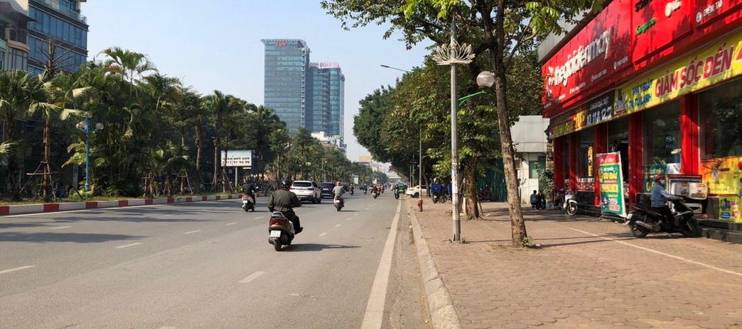 Mặt phố Hoàng Quốc Việt, vị trí đắc địa, ngay ngã tư, lô góc, cho thuê 2 tỷ/năm