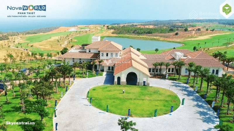 Bán biệt thự có diện tích rộng 200m2 nằm ngay Phan Thiết, Bình Thuận giá bán đặc biệt 10.5 tỷ, tổng quan ngôi nhà này có 4 phòng ngủ, 4 WC-01