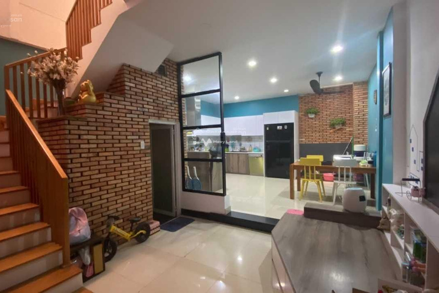 DT 90m2 bán nhà ở mặt tiền nằm ngay ở Quận 2, Hồ Chí Minh hướng Đông tổng quan nhà này có 3 phòng ngủ 3 WC vị trí siêu đẹp-01