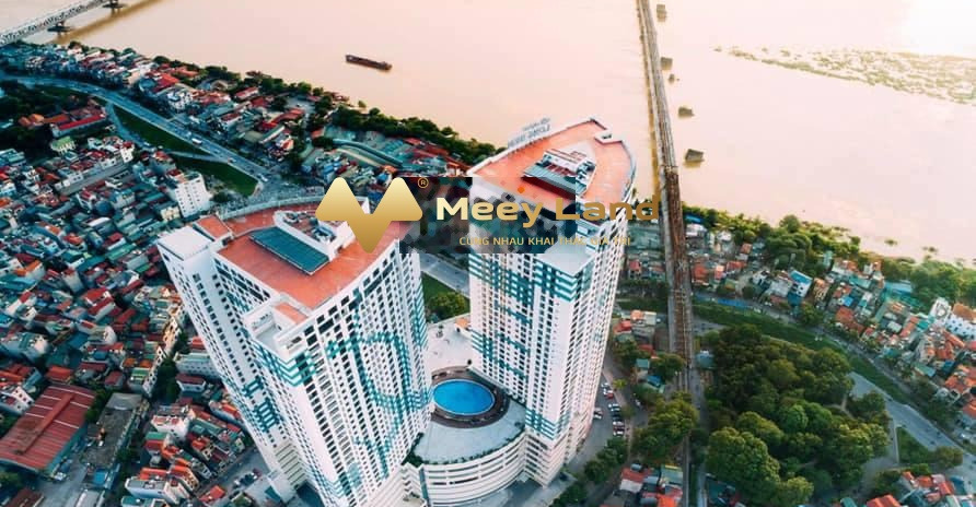 Diện tích 273 m2, bán chung cư bán ngay với giá đề cử 13 tỷ nằm trên Đường Long Biên, Hà Nội, nhìn chung gồm 3 PN, 4 WC lh xem trực tiếp