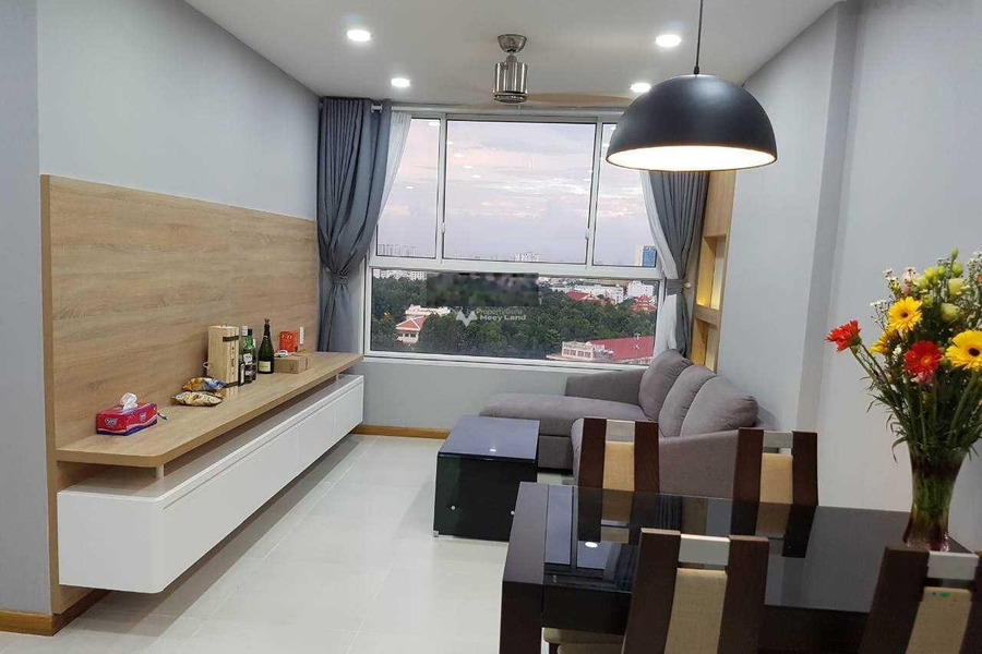 Căn hộ bao gồm có 2 phòng ngủ, cho thuê căn hộ vị trí ngay Tân Bình, Hồ Chí Minh, 2 WC liên hệ liền-01
