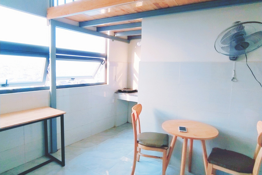 Cho thuê căn hộ dịch vụ có gác có nội thất cơ bản tiện nghi cửa sổ đón gió ngay trung tâm Tân Bình-01