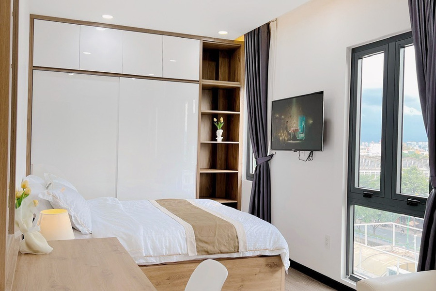 Căn hộ 1 phòng ngủ cao cấp, thiết kế hiện đại tone gỗ ấm, bancol gần cầu Công Lý-01