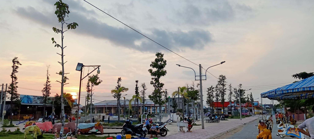 Chính chủ cần bán gấp lô đất nền ngay tại thị trấn Thạnh Phú, đối diện công viên