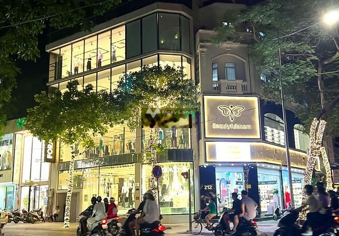 Cho thuê shophouse giá 100 triệu/tháng, diện tích 500m2 vị trí mặt tiền tọa lạc ngay Đống Đa, Hà Nội