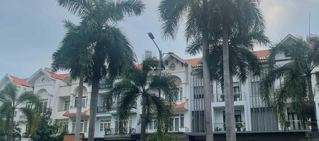 Vị trí thuận lợi tọa lạc ngay ở Tân Hưng, Hồ Chí Minh cho thuê nhà giá thuê chính chủ chỉ 40 triệu/tháng, trong nhà nhìn chung có tổng 5 PN, 5 WC