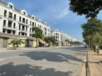 Bán nhà có diện tích chung 108m2 vị trí thuận lợi tọa lạc tại Thuận An, Gia Lâm giá bán cực sốc 17 tỷ nhà này có 4 phòng ngủ, 5 WC-02