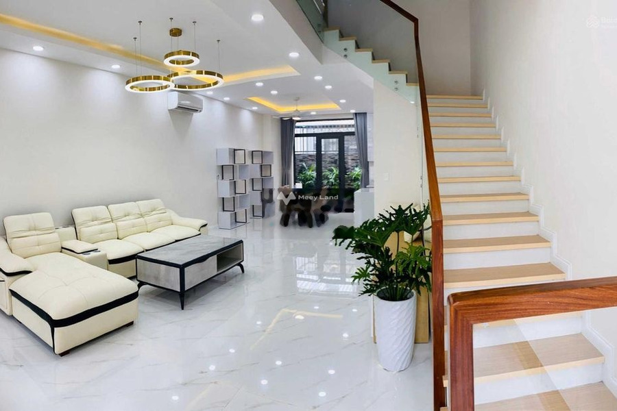 Giá siêu rẻ cho thuê nhà có diện tích chính 200m2 giá thuê sang tên 40 triệu/tháng vị trí hấp dẫn nằm ở Quận 7, Hồ Chí Minh không ngập nước-01