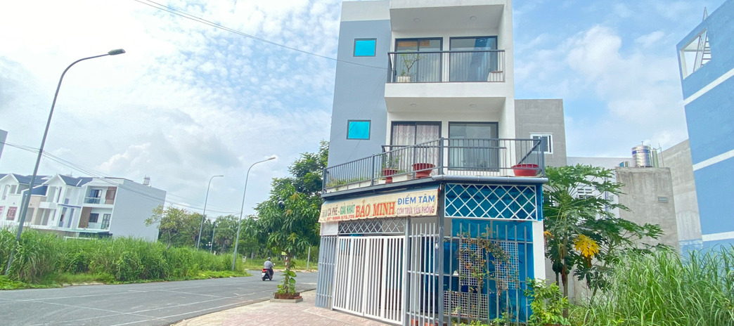Cần bán nhà 2 lầu mới xây diện tích lớn ngay chợ Bình Chánh- Hương lộ 11
