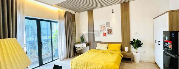 Vị trí đặt ở trung tâm Phường 12, Hồ Chí Minh cho thuê nhà giá thuê cực tốt từ 200 triệu/tháng, trong nhà nhìn chung có 4 phòng ngủ, 5 WC-03