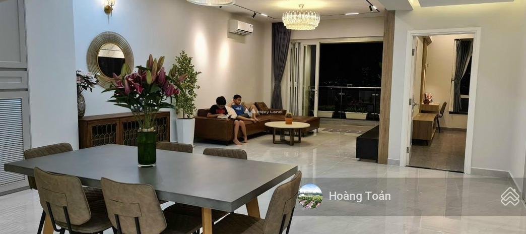 Giá 5.5 tỷ, bán chung cư với diện tích 120m2 vị trí đẹp Tân Phú, Quận 7, trong căn này thì có 3 phòng ngủ, 2 WC khu vực đông đúc