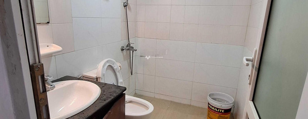 Cho thuê chung cư vị trí đẹp tọa lạc ngay ở Hoàng Quốc Việt, Cầu Giấy, tổng quan gồm 2 phòng ngủ, 2 WC gặp để trao đổi-02
