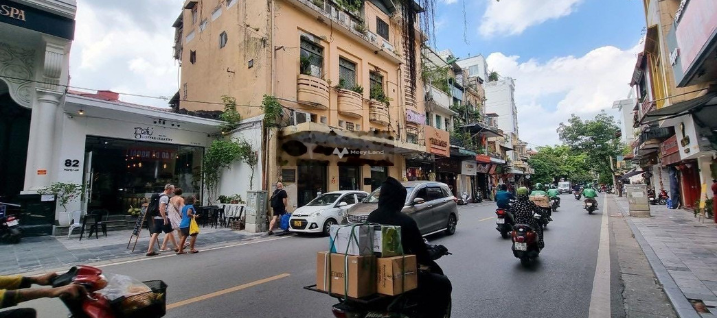 Vị trí mặt tiền nằm tại Hàng Gai, Hà Nội bán nhà giá bán cực mềm từ 150 tỷ có diện tích chính 300m2 nhà nhìn chung gồm có 8 phòng ngủ vào ở ngay