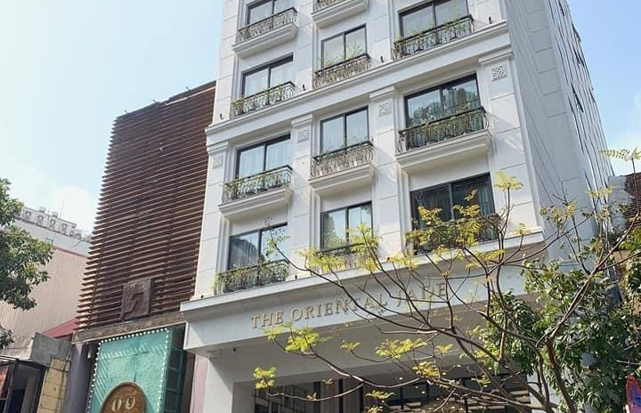 Bán gấp hotel 4 sao mặt phố Nguyễn Đình Hoàn 280m2, mặt tiền 15m, 9 tầng, giá 120 tỷ