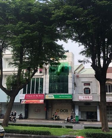 Nhà gồm 3 PN bán nhà bán ngay với giá cực mềm từ 44 tỷ có diện tích rộng 160m2 vị trí đặt gần Quận 5, Hồ Chí Minh