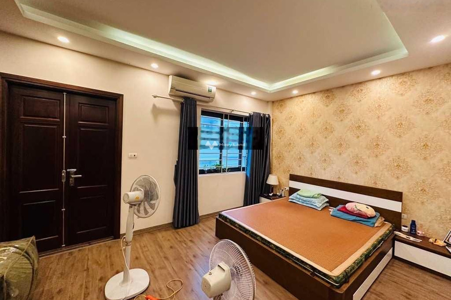 Trong nhà gồm 4 phòng ngủ bán nhà bán ngay với giá hữu nghị 8.2 tỷ có diện tích chung là 54m2 mặt tiền tọa lạc ngay trên Nguyễn An Ninh, Hoàng Mai-01