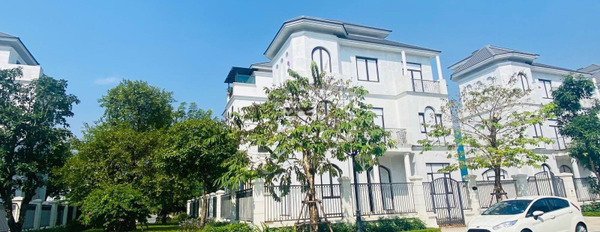 Hướng Đông - Nam, bán biệt thự diện tích khoảng 286m2 ở Vạn Phúc, Hà Nội bán ngay với giá chốt nhanh từ 55 tỷ, ngôi nhà bao gồm có 3 PN, 3 WC-03