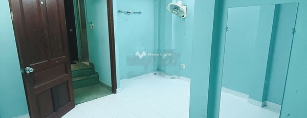 Cho thuê phòng trọ có diện tích gồm 18m2 tọa lạc ngay trên Quận 1, Hồ Chí Minh giá thuê cực sốc chỉ 3 triệu/tháng tổng quan phòng này có Nhà trống-03