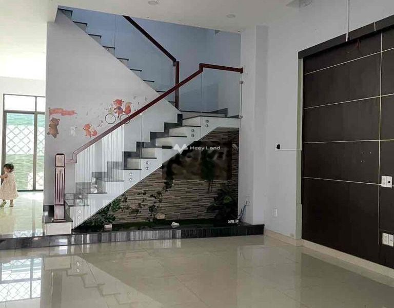 Cho thuê nhà với diện tích chuẩn 115m2 nằm tại Thủ Đức, Hồ Chí Minh thuê ngay với giá thương mại từ 22 triệu/tháng, nhìn chung bao gồm 3 PN, 4 WC-01