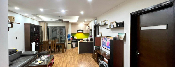 Căn hộ 2 phòng ngủ, bán căn hộ hướng Đông - Nam vị trí thuận lợi gần Yên Hòa, Cầu Giấy, trong căn này thì gồm 2 phòng ngủ, 2 WC khu vực dân cư-03